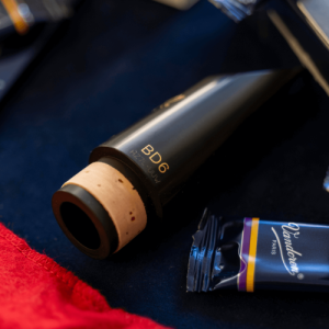 Nueva boquilla para clarinete en Sib: la BD6 HD La boquilla Black Diamond BD6 HD es la primera disponible en este material. Permite escuchar el sonido natural del clarinete, con un timbre redondo y rico. El músico se beneficiará de una facilidad de interpretación incomparable. Estas características de sonido y ejecución se ven realzadas por las cualidades acústicas de la ebonita HD. Apertura de la punta: 121,5 (1/100 mm) Longitud del refrentado: media Referencia del producto: CM1006HD Esta boquilla también está disponible en la serie 13 (paso de 400 Hz, referencia de producto CM1406HD).